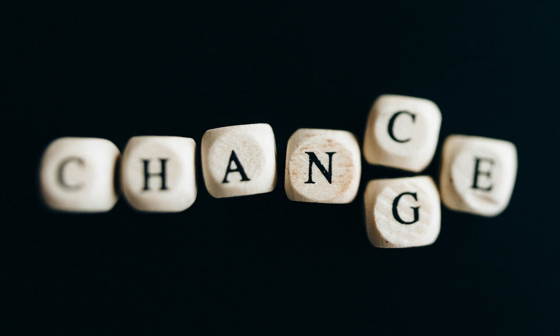 Sieben Würfel, die entweder das Wort "Change" oder das Wort "Chance" zeigen.