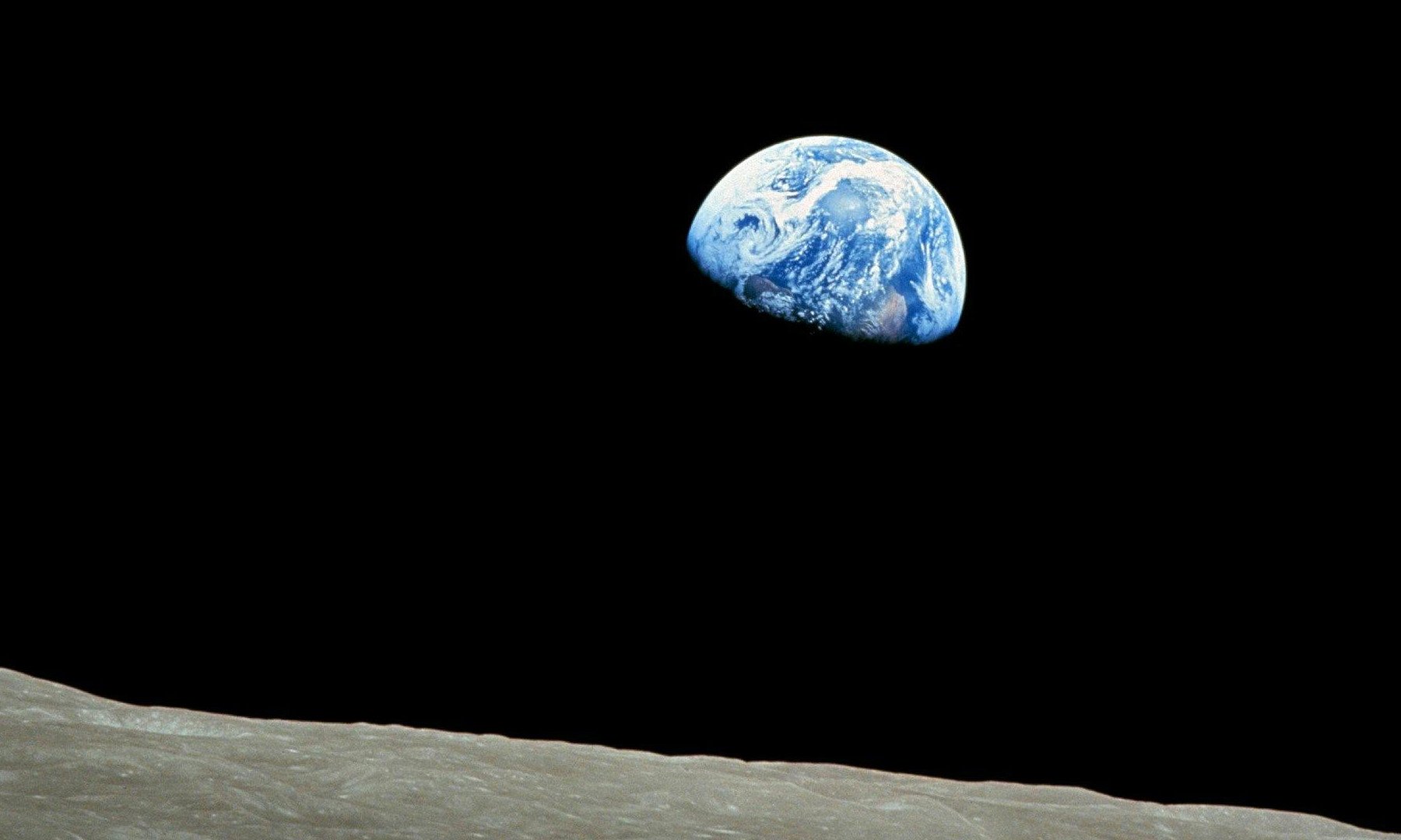 Die Welt halb sichtbar im Universum von einem anderen Planeten.